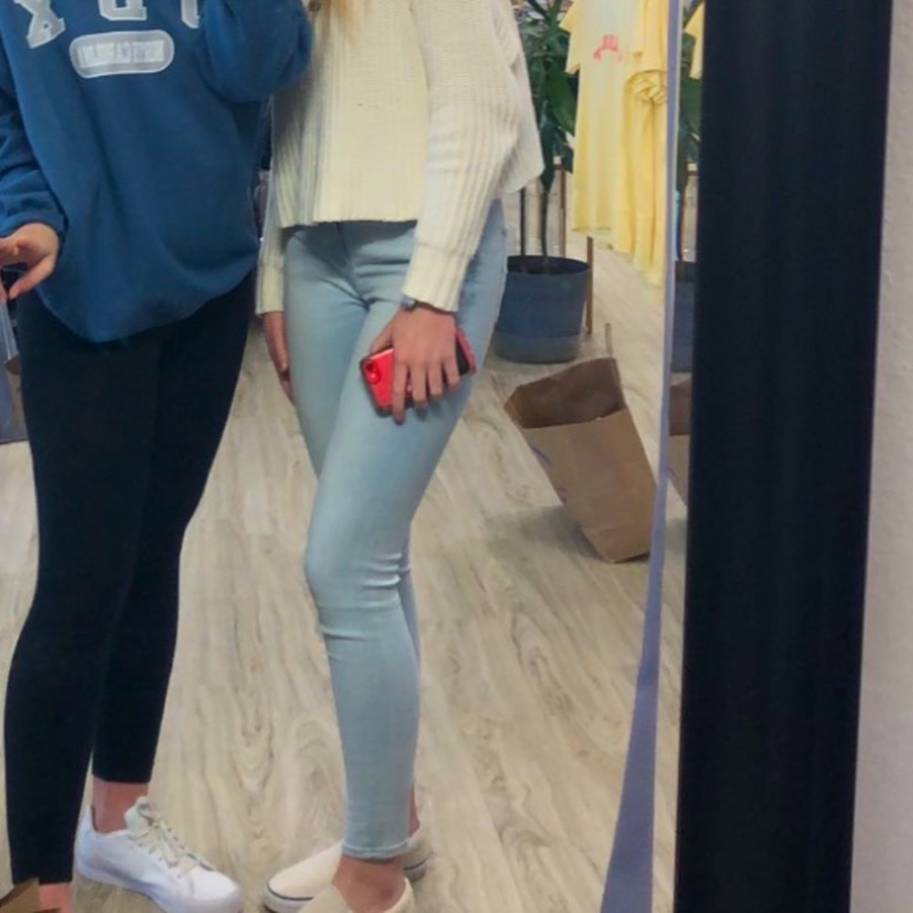 Light washed skinny jeans from American Eagle, size 4